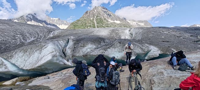 Gleich klettert die Seilschaft auf den Aletschgletscher.