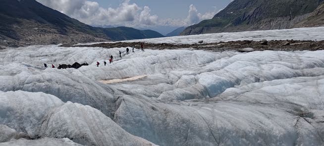 Eine andere Seilschaft klettert über den Aletschgletscher.