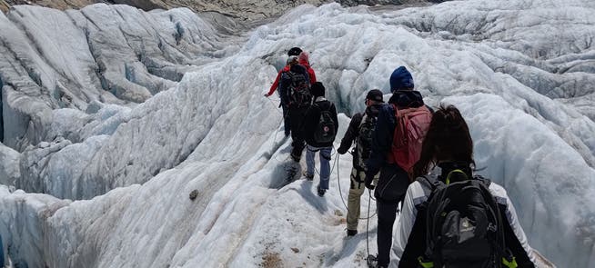 Die Seilschaft aus Konstanzer Schülerinnen und Schülern auf dem Aletschgletscher.